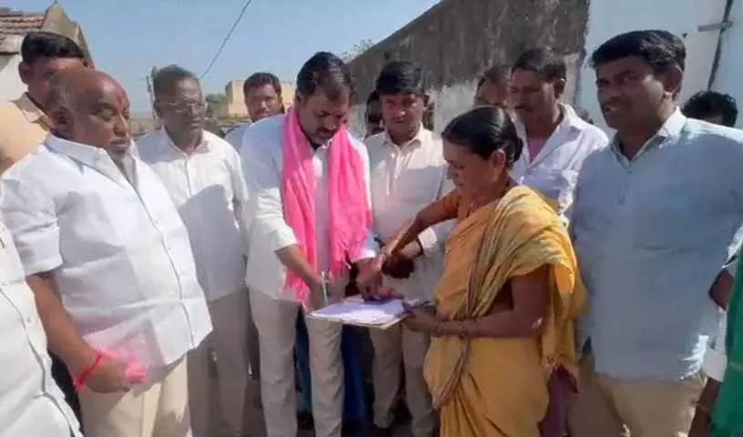 BRS ने रायतु भरोसा लाभ में देरी को लेकर आदिलाबाद में किसानों के हस्ताक्षर अभियान की शुरुआत की BRS ने रायतु भरोसा लाभ में देरी को लेकर आदिलाबाद में किसानों के हस्ताक्षर अभियान की शुरुआत की