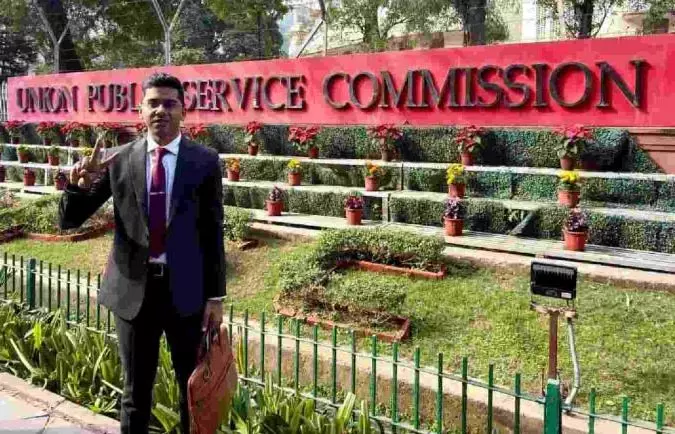 CRPF में देश की सेवा करने वाले गढ़चिरौली के बेटे ने UPSC में झंडा गाड़ा CRPF में देश की सेवा करने वाले गढ़चिरौली के बेटे ने UPSC में झंडा गाड़ा