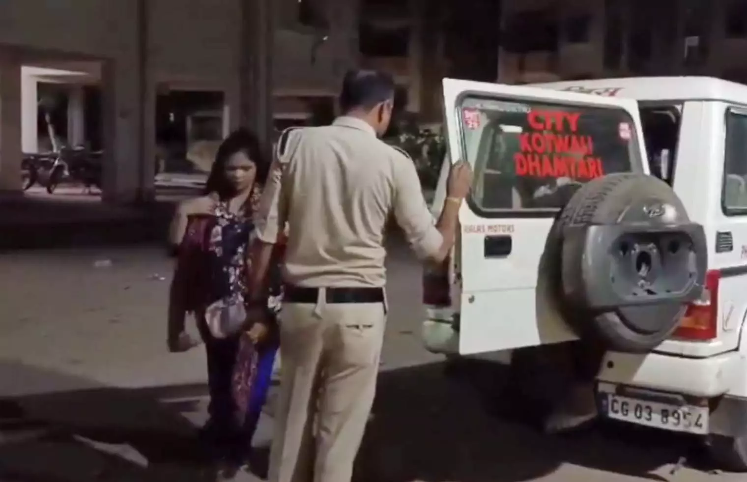 CG BREAKING: SEX रैकेट का भंडाफोड़, देखें VIDEO... CG BREAKING: SEX रैकेट का भंडाफोड़, देखें VIDEO...