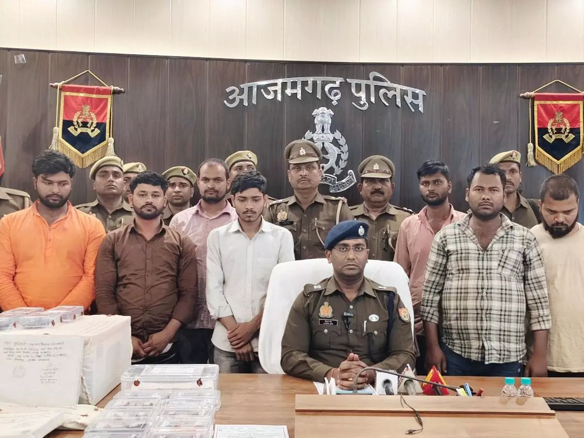 Azamgarh: नकली नोट बनाने के मामले में आठ गिरफ्तार, पुलिस की बड़ी कार्रवाई Azamgarh: नकली नोट बनाने के मामले में आठ गिरफ्तार, पुलिस की बड़ी कार्रवाई