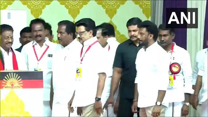 ओ. पन्नीरसेल्वम के समर्थक डीएमके में शामिल, कार्यक्रम में पहुंचे सीएम एमके स्टालिन ओ. पन्नीरसेल्वम के समर्थक डीएमके में शामिल, कार्यक्रम में पहुंचे सीएम एमके स्टालिन