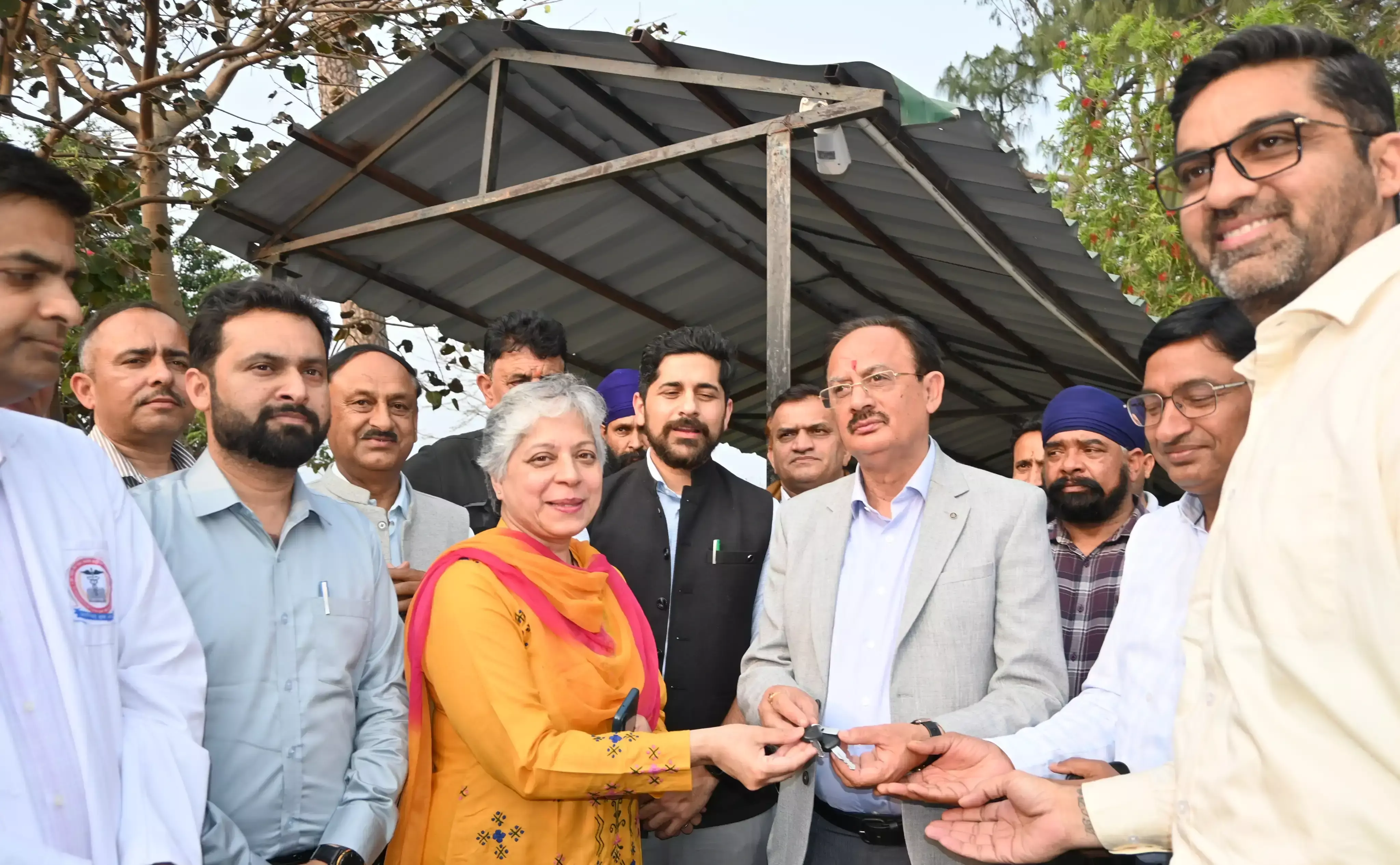 Nahan: स्वास्थ्य सेवाओं को मजबूती, मेडिकल कॉलेज नाहन को एम्बुलेंस Nahan: स्वास्थ्य सेवाओं को मजबूती, मेडिकल कॉलेज नाहन को एम्बुलेंस