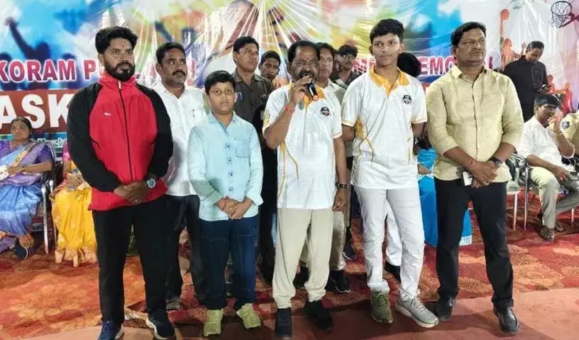 पढ़ाई के साथ-साथ खेलों में भी अच्छा प्रदर्शन करना चाहिए: MLA Kanakaiah पढ़ाई के साथ-साथ खेलों में भी अच्छा प्रदर्शन करना चाहिए: MLA Kanakaiah