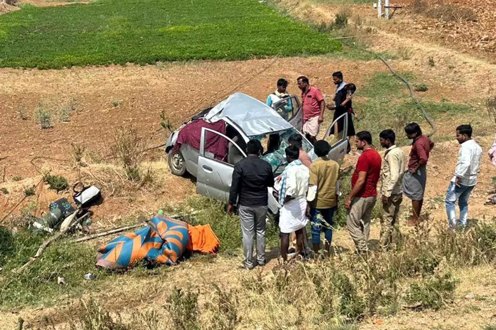 Kudligi में कार पलटने से बुज़ुर्ग दंपति की मौत, दो घायल Kudligi में कार पलटने से बुज़ुर्ग दंपति की मौत, दो घायल