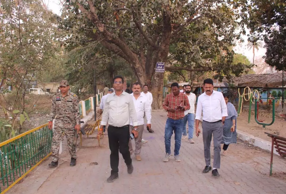 विकास और सफाई अभियान: कलेक्टर डॉ. संजय कन्नौजे ने टीम के साथ स्थलों का निरीक्षण विकास और सफाई अभियान: कलेक्टर डॉ. संजय कन्नौजे ने टीम के साथ स्थलों का निरीक्षण