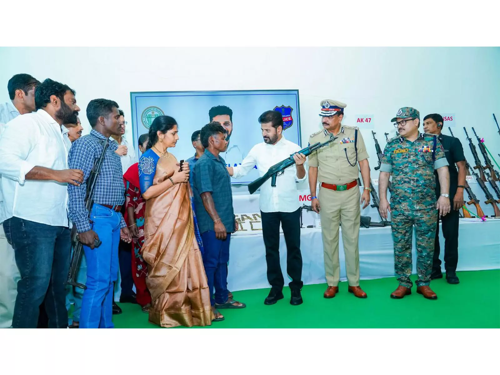 तेलंगाना के CM रेवंत रेड्डी की मौजूदगी में 130 माओवादियों ने हथियारों के साथ सरेंडर किया तेलंगाना के CM रेवंत रेड्डी की मौजूदगी में 130 माओवादियों ने हथियारों के साथ सरेंडर किया