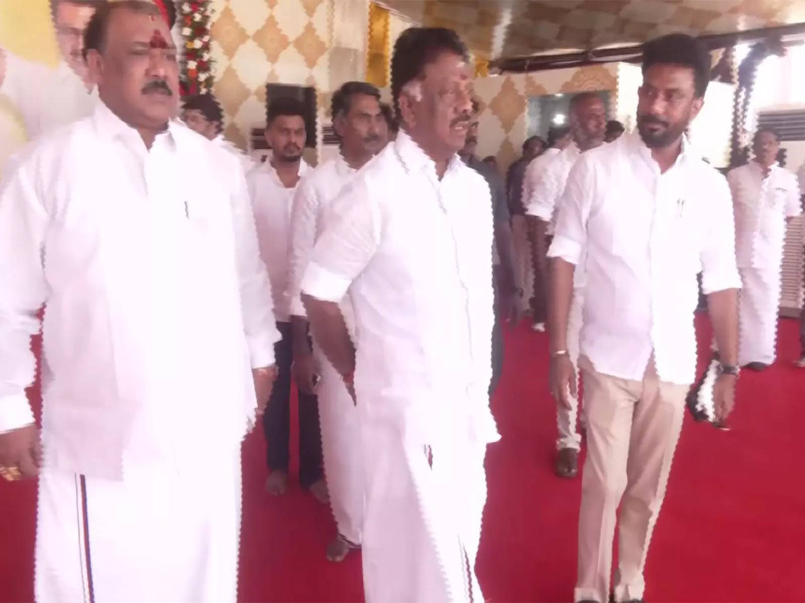 आज करीब एक लाख समर्थक DMK में शामिल होने जा रहे हैं: ओ पन्नीरसेल्वम आज करीब एक लाख समर्थक DMK में शामिल होने जा रहे हैं: ओ पन्नीरसेल्वम