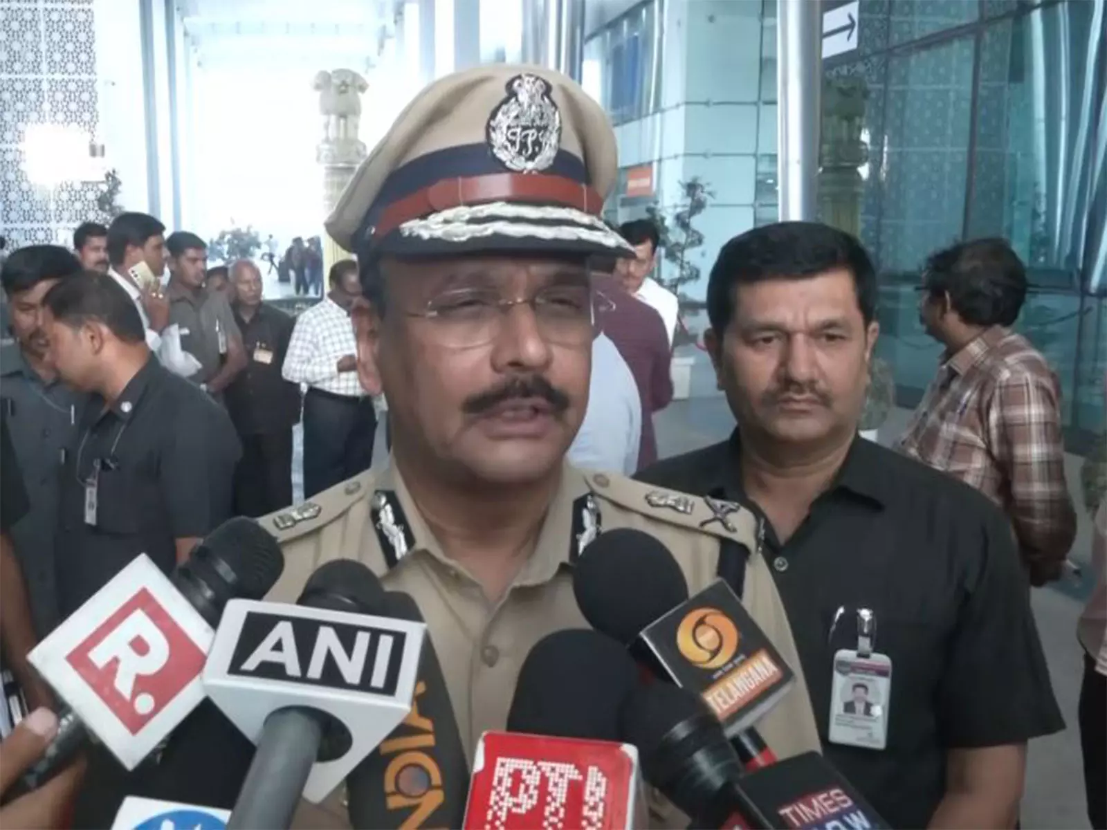 तेलंगाना सरकार और पुलिस के लिए बड़ी सफलता: 130 माओवादियों के हथियारों के साथ सरेंडर करने पर DGP तेलंगाना सरकार और पुलिस के लिए बड़ी सफलता: 130 माओवादियों के हथियारों के साथ सरेंडर करने पर DGP