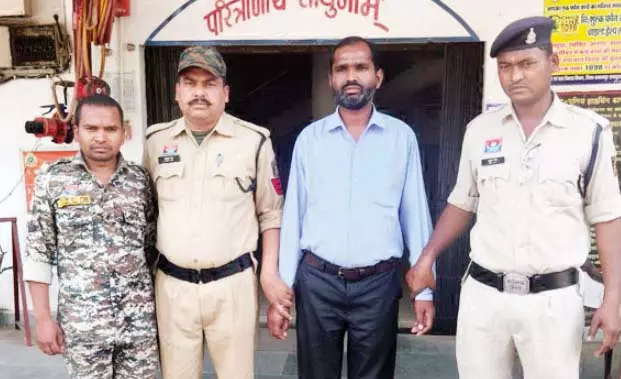 वाड्रफनगर में महिला से रेप के आरोप में शिक्षक गिरफ्तार वाड्रफनगर में महिला से रेप के आरोप में शिक्षक गिरफ्तार