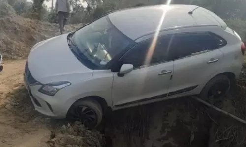 गूगल बता रहा था रास्ता, नाले में लटकी युवकों की कार