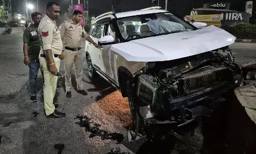 नशा माफिया के गुर्गे ने तेलीबांधा में तेज रफ्तार कार दौड़ाई, सामने से ट्रक से टकराया नशा माफिया के गुर्गे ने तेलीबांधा में तेज रफ्तार कार दौड़ाई, सामने से ट्रक से टकराया