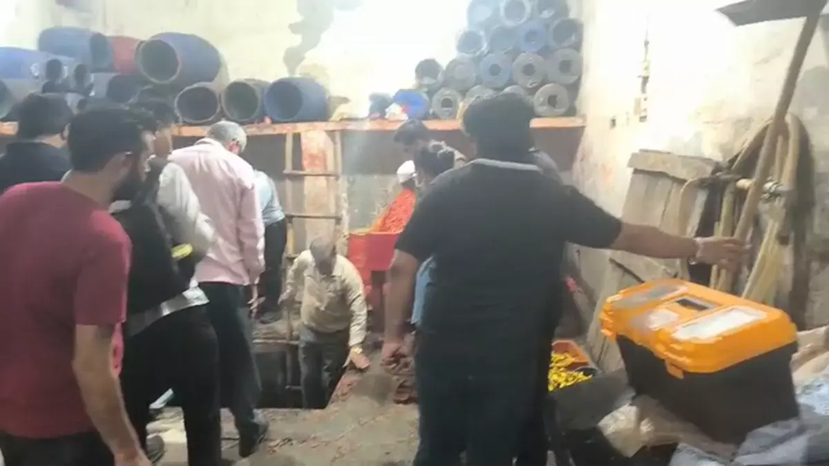 Nangloi में जहरीले कुएं में गिरे मजदूर को बचाने की कोशिश में फैक्ट्री मालिक और बेटे की दम घुटने से मौत Nangloi में जहरीले कुएं में गिरे मजदूर को बचाने की कोशिश में फैक्ट्री मालिक और बेटे की दम घुटने से मौत