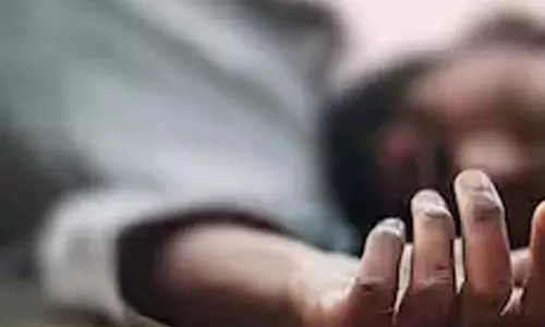 घर में खूनी संघर्ष को अंजाम देकर फंदे में लटका युवक, पत्नी और बेटे की हालत नाजुक घर में खूनी संघर्ष को अंजाम देकर फंदे में लटका युवक, पत्नी और बेटे की हालत नाजुक