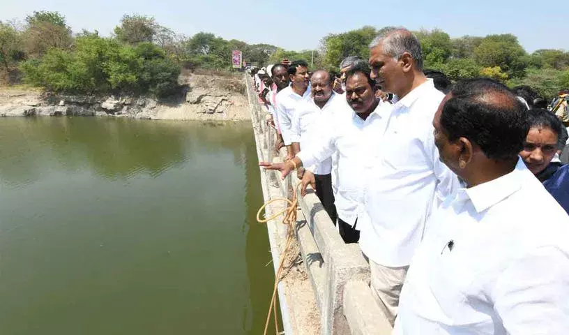 Harish Rao ने रेवंत रेड्डी को बिना पुलिस सुरक्षा के ‘99 दिन’ के कार्यक्रम में शामिल होने की चुनौती दी Harish Rao ने रेवंत रेड्डी को बिना पुलिस सुरक्षा के ‘99 दिन’ के कार्यक्रम में शामिल होने की चुनौती दी