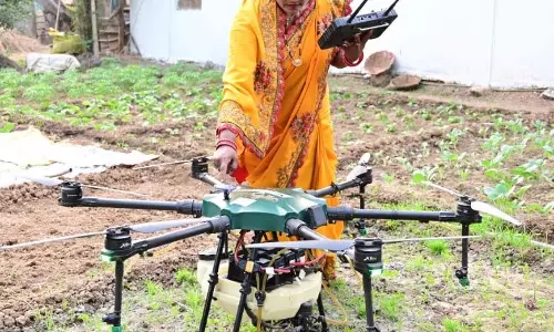 ड्रोन की एक उड़ान और खेत हो जाता है तैयार ड्रोन की एक उड़ान और खेत हो जाता है तैयार
