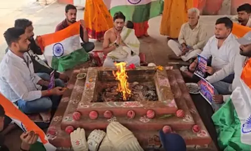 टी20 विश्व कपः भारत की जीत के लिए काशी में क्रिकेट प्रेमियों ने किया हवन-पूजन टी20 विश्व कपः भारत की जीत के लिए काशी में क्रिकेट प्रेमियों ने किया हवन-पूजन