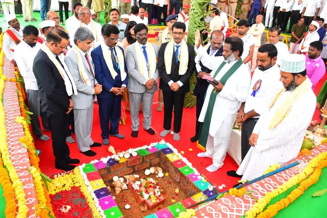 Telangana: मुख्य न्यायाधीश ने सिरसिला में ₹81.6 करोड़ के कोर्ट कॉम्प्लेक्स की नींव रखी Telangana: मुख्य न्यायाधीश ने सिरसिला में ₹81.6 करोड़ के कोर्ट कॉम्प्लेक्स की नींव रखी