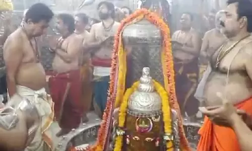 माथे पर बेलपत्र और चंद्र लगाए बाबा महाकाल का अद्भुत शृंगार, रंग पंचमी पर अर्पित किया गया फूलों से बना रंग
