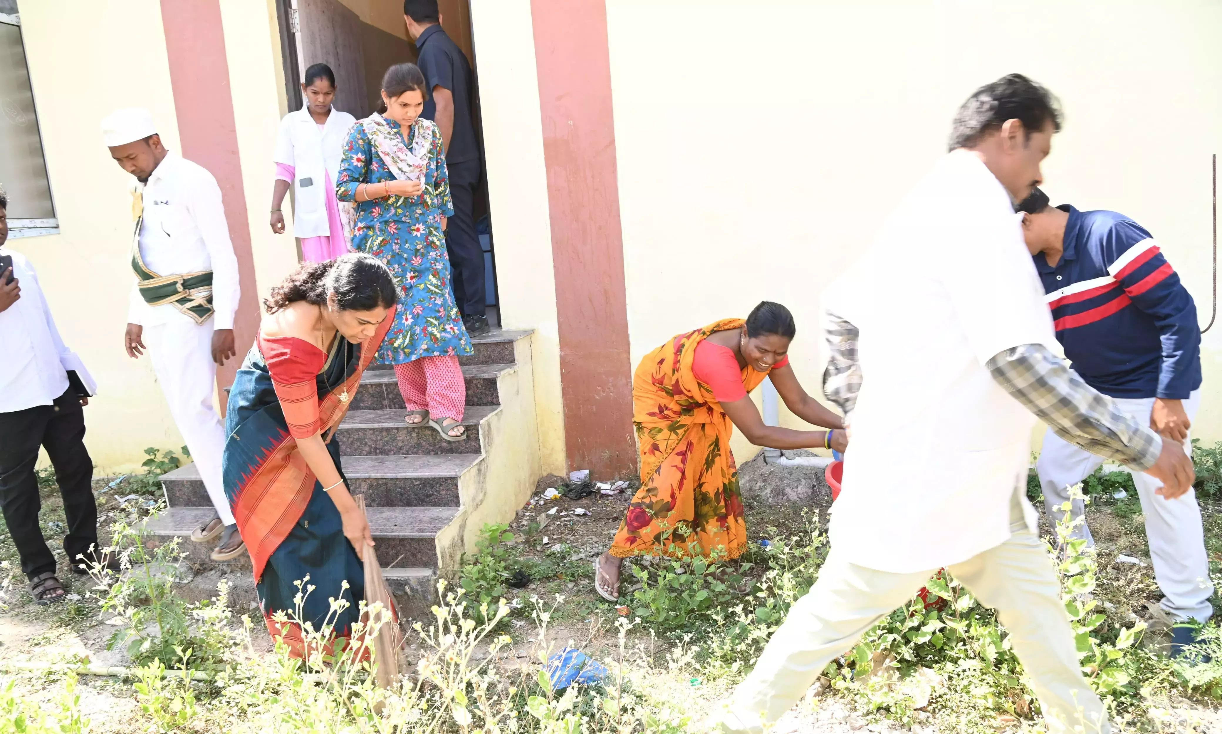 कलेक्टर ने PHC में खराब सफाई व्यवस्था को लेकर स्टाफ को फटकार लगाई