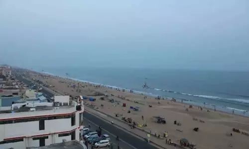 Puri बीच पर वेंडर के हमले में बंगाल का टूरिस्ट घायल Puri बीच पर वेंडर के हमले में बंगाल का टूरिस्ट घायल