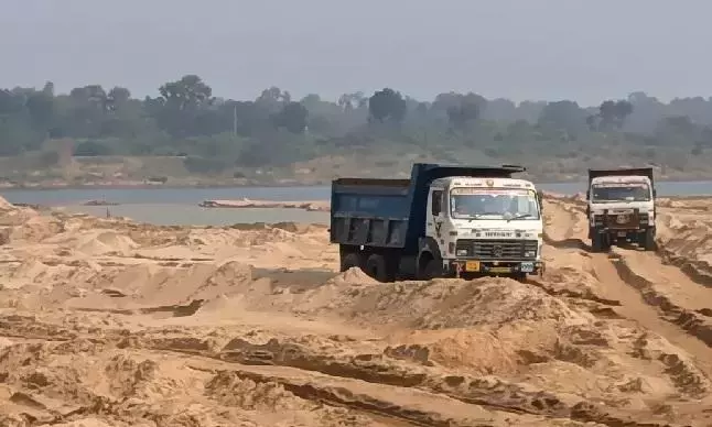 TSMDC ने अंतर-राज्यीय सीमा पर अवैध रेत परिवहन को रोका TSMDC ने अंतर-राज्यीय सीमा पर अवैध रेत परिवहन को रोका