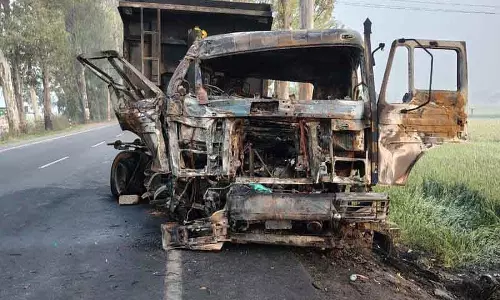 Kurukshetra में ट्रक के पेड़ से टकराने से ड्राइवर की जलकर मौत Kurukshetra में ट्रक के पेड़ से टकराने से ड्राइवर की जलकर मौत