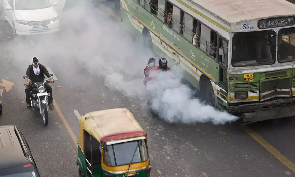 Telangana: हैदराबाद-चेन्नई बस से यदाद्री भुवनागिरी में निकला धुआं Telangana: हैदराबाद-चेन्नई बस से यदाद्री भुवनागिरी में निकला धुआं