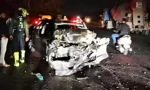 कार और लॉरी में टक्कर: Bengaluru के पास भयानक हादसे में तीन युवकों की मौत कार और लॉरी में टक्कर: Bengaluru के पास भयानक हादसे में तीन युवकों की मौत