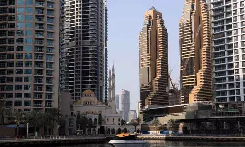 Dubai के अल बरशा में हवाई हमले का मलबा गाड़ी पर गिरा, पाक ड्राइवर की मौत Dubai के अल बरशा में हवाई हमले का मलबा गाड़ी पर गिरा, पाक ड्राइवर की मौत