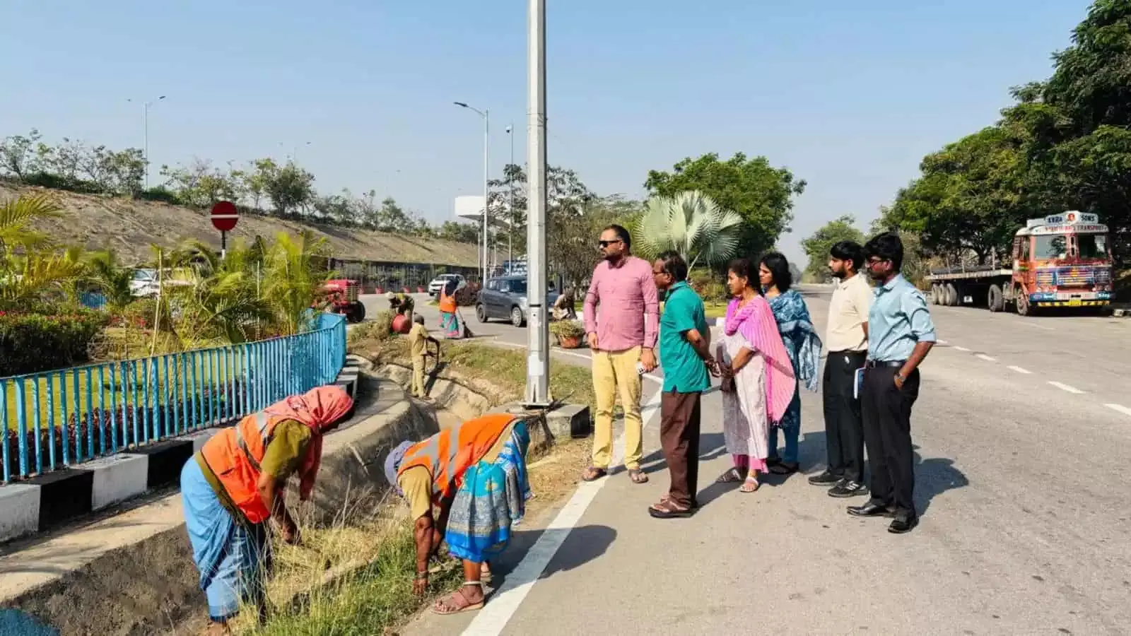 GHMC कमिश्नर ने तुक्कुगुडा में सफाई और नागरिक कार्यों की समीक्षा GHMC कमिश्नर ने तुक्कुगुडा में सफाई और नागरिक कार्यों की समीक्षा