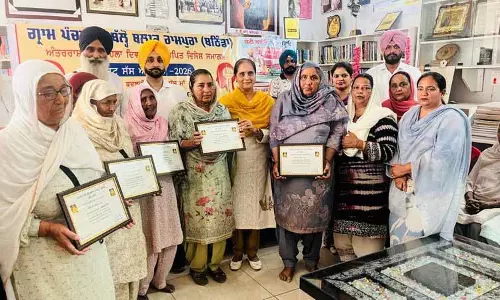 Bathinda: बल्लोह गांव की पंचायत ने छह महिलाओं को ‘बेस्ट सास अवॉर्ड’ से सम्मानित किया Bathinda: बल्लोह गांव की पंचायत ने छह महिलाओं को ‘बेस्ट सास अवॉर्ड’ से सम्मानित किया