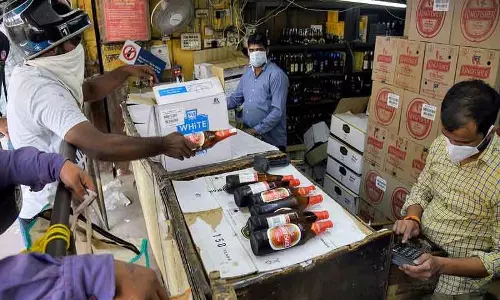 Karnataka की नई शराब नीति बड़ी सकारात्मकता, बड़े खिलाड़ियों को बाजार में हिस्सेदारी की संभावना: नुवामा Karnataka की नई शराब नीति बड़ी सकारात्मकता, बड़े खिलाड़ियों को बाजार में हिस्सेदारी की संभावना: नुवामा