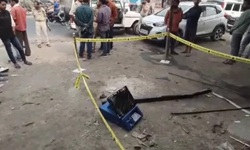 बेखौफ बदमाशों ने एसबीआई का ATM काटा, जांच में जुटी पुलिस बेखौफ बदमाशों ने एसबीआई का ATM काटा, जांच में जुटी पुलिस