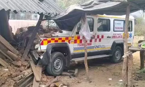 Nayagarh में NH-57 पर एम्बुलेंस सड़क किनारे घर से टकरा गई Nayagarh में NH-57 पर एम्बुलेंस सड़क किनारे घर से टकरा गई