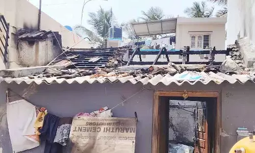 Tumkur : एक सिविक वर्कर के घर में आग लग गई Tumkur : एक सिविक वर्कर के घर में आग लग गई