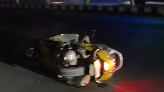 Bhubaneswar में तेज रफ्तार कार ने स्कूटी को टक्कर मारी और 50 मीटर तक घसीटती रही, व्यक्ति की मौत Bhubaneswar में तेज रफ्तार कार ने स्कूटी को टक्कर मारी और 50 मीटर तक घसीटती रही, व्यक्ति की मौत