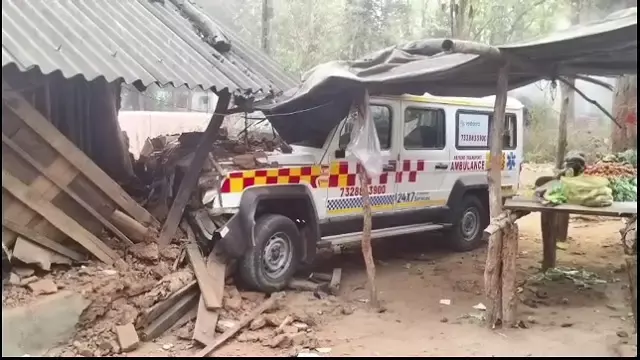 Bhubaneswar: देर रात दसपल्ला में एम्बुलेंस घर से टकराई, पालतू कुत्ते की मौत