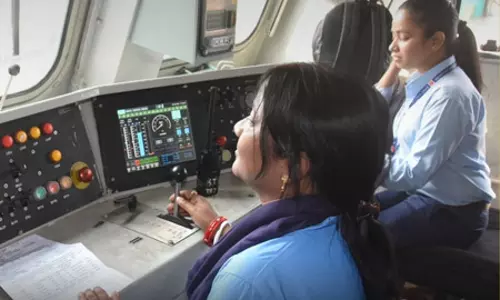 महिला दिवस पर ट्रेनों की कमान महिलाओं के हाथों में महिला दिवस पर ट्रेनों की कमान महिलाओं के हाथों में