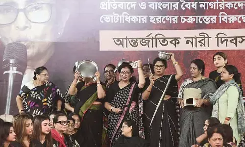 LPG की कीमतों में बढ़ोतरी के खिलाफ कोलकाता में TMC की महिला कार्यकर्ताओं ने विरोध मार्च निकाला