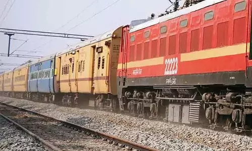 सूरजपुर के पास ट्रेन में पथराव, घबराए यात्री