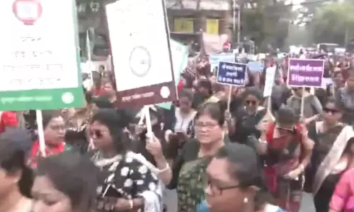 Kolkata: एलपीजी सिलेंडर की कीमतों में बढ़ोतरी के खिलाफ टीएमसी महिला विंग ने विरोध प्रदर्शन किया
