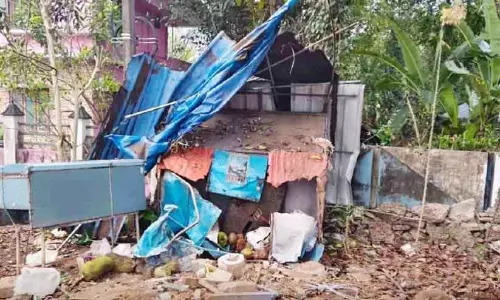 Kerala : रात में एक पुलिस जीप का कंट्रोल खो गया और वह एक बॉक्स स्टोर से टकरा गई Kerala : रात में एक पुलिस जीप का कंट्रोल खो गया और वह एक बॉक्स स्टोर से टकरा गई