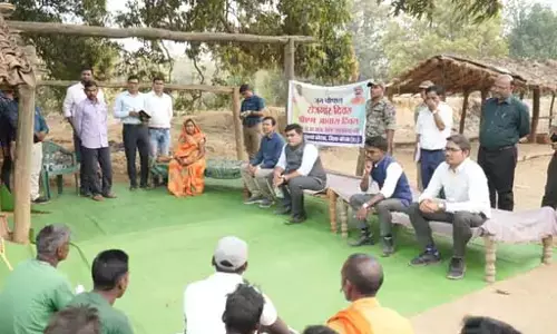 खाट में बैठे शख्स बोले - कलेक्टर हूँ आपकी समस्याएँ सुनने आया हूँ, खिल उठे ग्रामीणों के चेहरे
