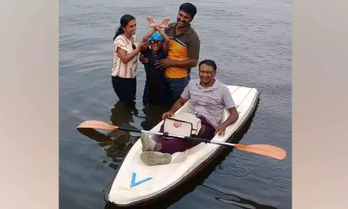 Kerala : बद्री ने हाथ बांधकर झील में तैरकर रिकॉर्ड बनाया Kerala : बद्री ने हाथ बांधकर झील में तैरकर रिकॉर्ड बनाया