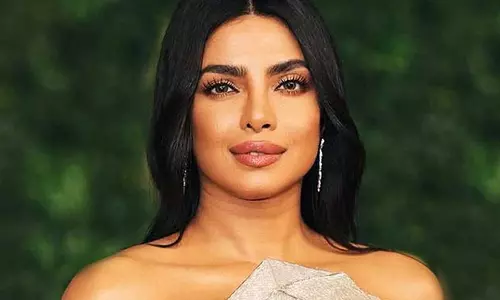 Priyanka Chopra ने एक कैब में अपनी नाभि में छेद करवाना याद किया Priyanka Chopra ने एक कैब में अपनी नाभि में छेद करवाना याद किया