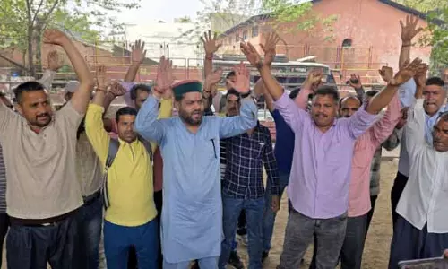 JAMMU: दिहाड़ी मजदूर संघर्ष समिति ने माली-कम-चौकीदार के लिए न्याय की मांग को लेकर प्रदर्शन किया JAMMU: दिहाड़ी मजदूर संघर्ष समिति ने माली-कम-चौकीदार के लिए न्याय की मांग को लेकर प्रदर्शन किया