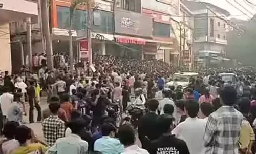 1 रुपये में जूता ऑफर: दुकान के सामने भारी भीड़, पुलिस का लाठीचार्ज - Video 1 रुपये में जूता ऑफर: दुकान के सामने भारी भीड़, पुलिस का लाठीचार्ज - Video