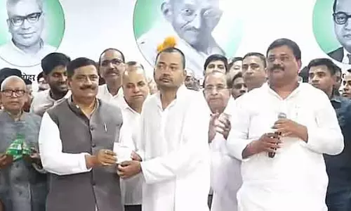 नीतीश कुमार के बेटे निशांत, जो JDU पार्टी में शामिल हुए: CM अपने बेटे के इंडक्शन प्रोग्राम में मौजूद नहीं थे नीतीश कुमार के बेटे निशांत, जो JDU पार्टी में शामिल हुए: CM अपने बेटे के इंडक्शन प्रोग्राम में मौजूद नहीं थे
