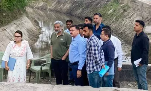 Shaleen Kabra ने नहरों से गाद निकालने का निरीक्षण किया