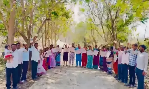 Telangana Protest: महिलाओं ने पोस्टकार्ड के ज़रिए सोनिया, राहुल पर निशाना साधा Telangana Protest: महिलाओं ने पोस्टकार्ड के ज़रिए सोनिया, राहुल पर निशाना साधा